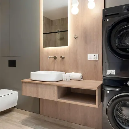 Stylish With Air Conditioning And Underground Parking By Renters Διαμέρισμα