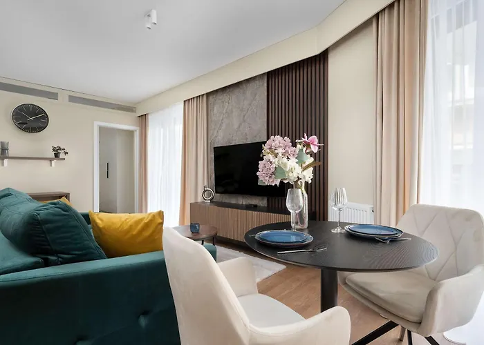 Stylish With Air Conditioning And Underground Parking By Renters