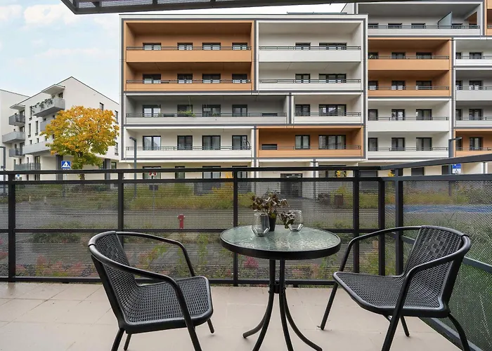 Stylish With Air Conditioning And Underground Parking By Renters *